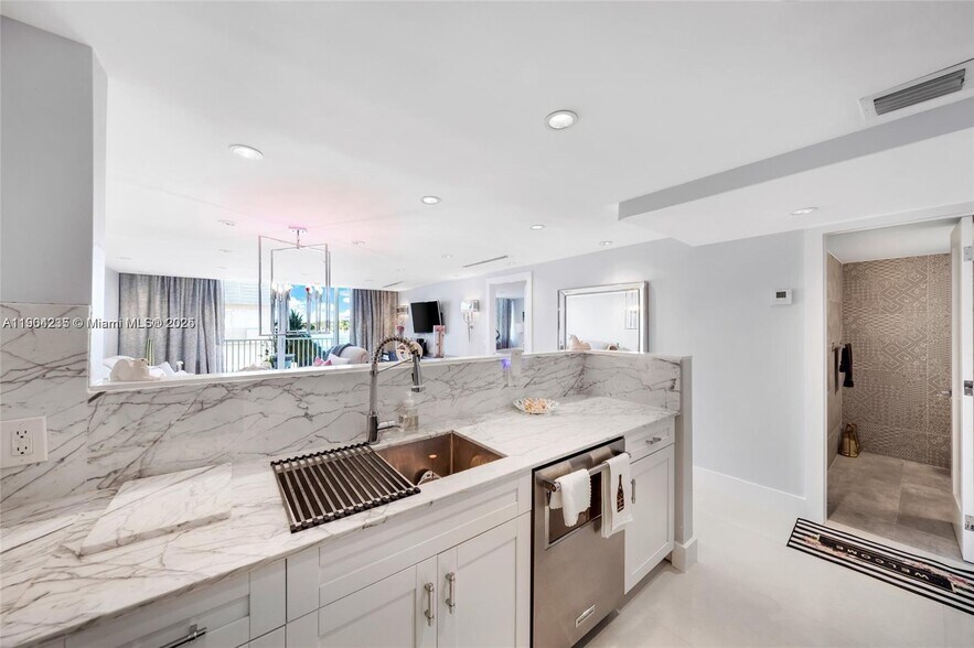 Primary Photo - 5838 Collins Ave