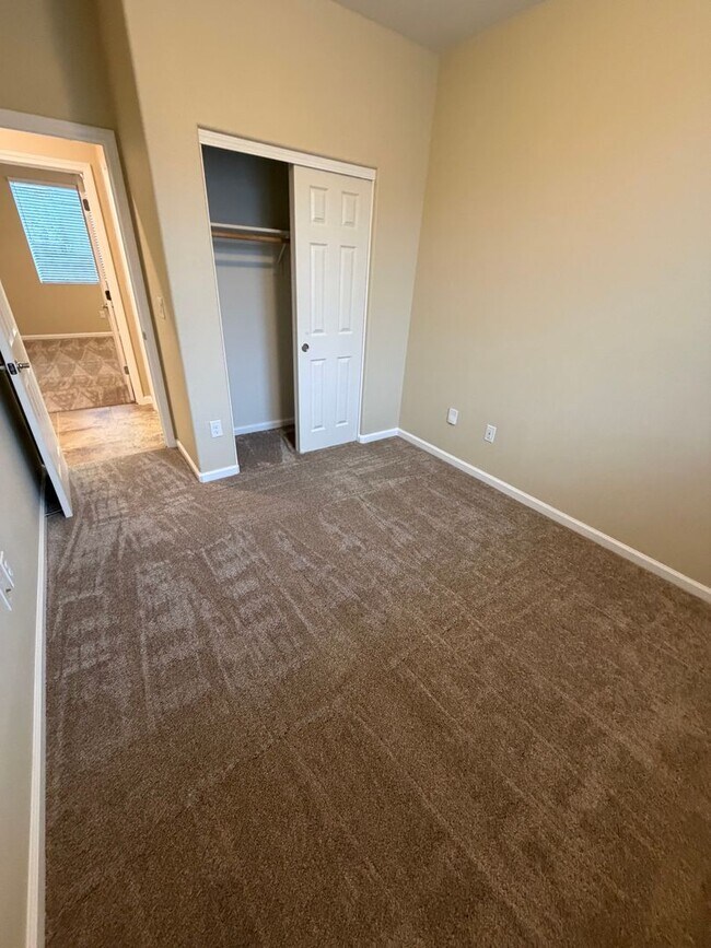 Building Photo - Elegant Low-Maintenance Living Near Golden Eagle & Kiley Lake!