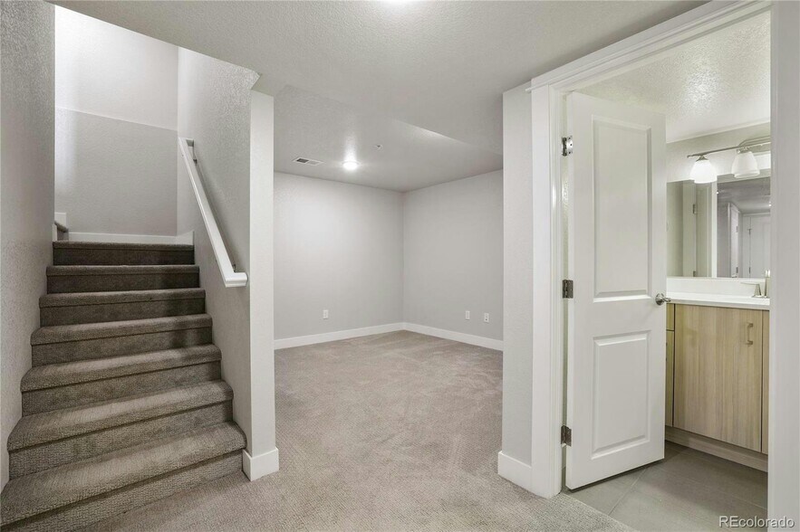 Building Photo - 2608 Kansas Dr