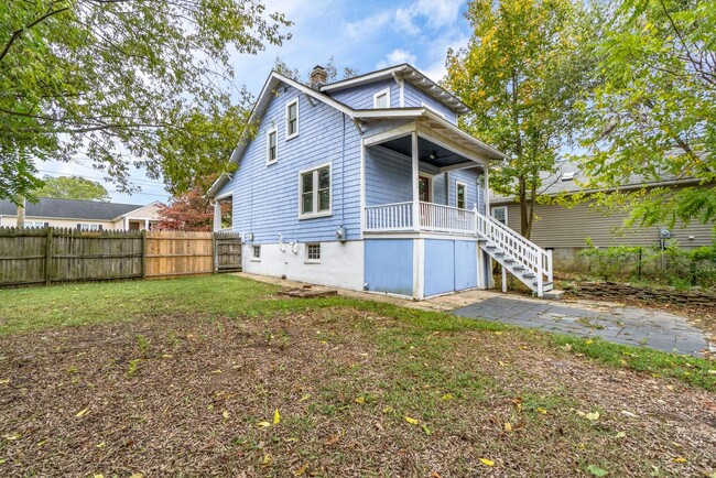 Building Photo - Wonderful Craftsman Bungalow