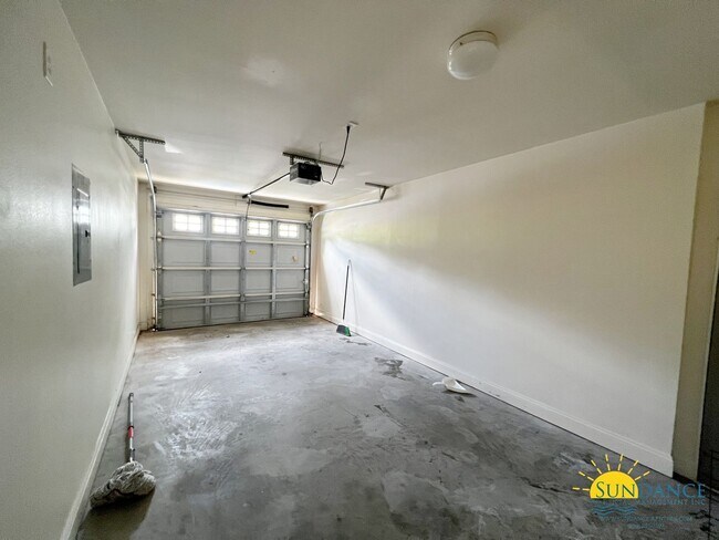 Building Photo - 3 bedroom Eagles Landing townhouse with co...