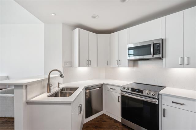 Building Photo - 500 Throckmorton St