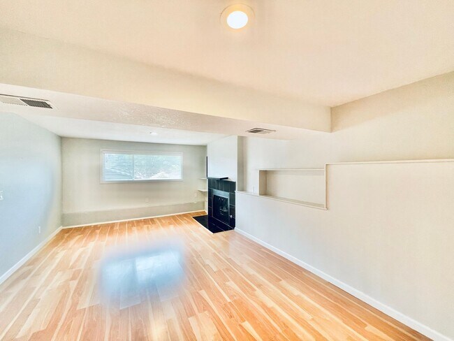 Building Photo - Beautifully Renovated 5 Bedroom House with Large Yard!