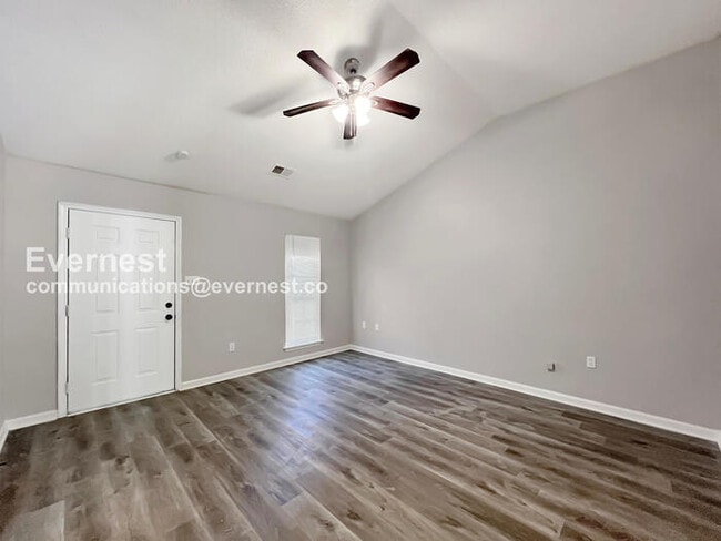 Building Photo - Limited Time Special Offer / 2 Bed, 2 Bath Home with Off-Street Parking / Pet-Friendly / Availabl...