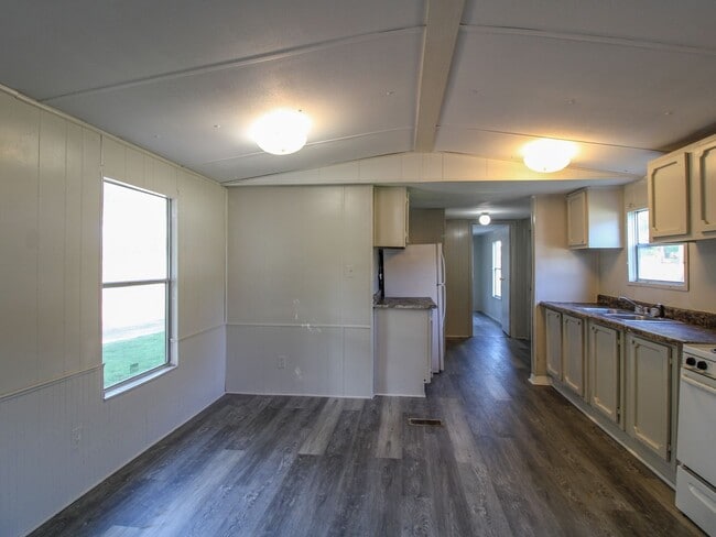 Building Photo - New Rental at River Road Estates!