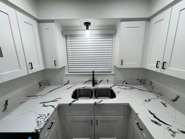 Building Photo - 2118 N Glenn Ave