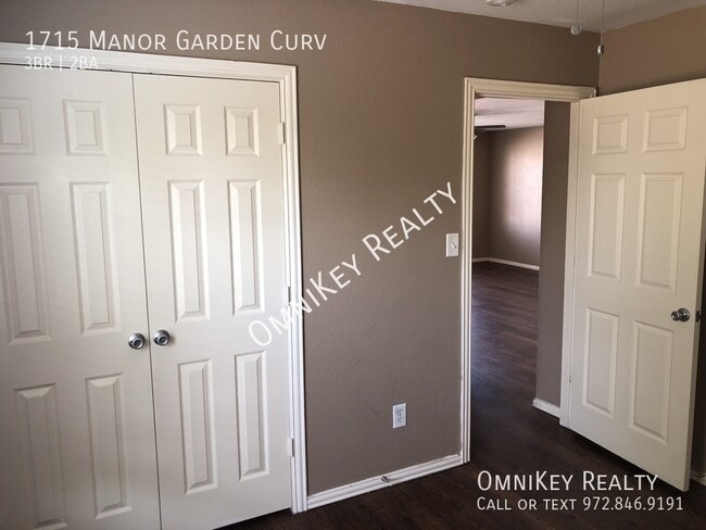 Building Photo - 1715 Manor Garden Curve