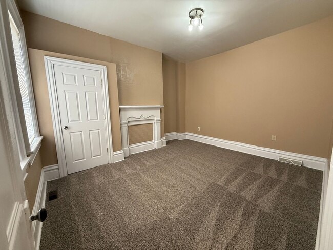 Building Photo - 3BR 1.5bath Townhouse with fenced yard!