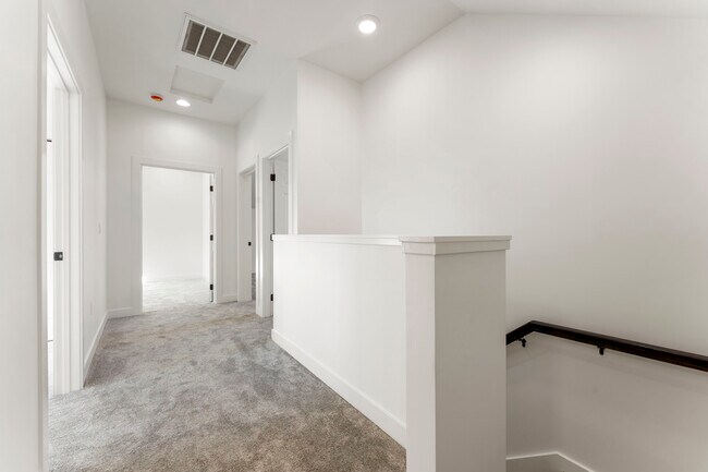 Building Photo - 413 S Trade St