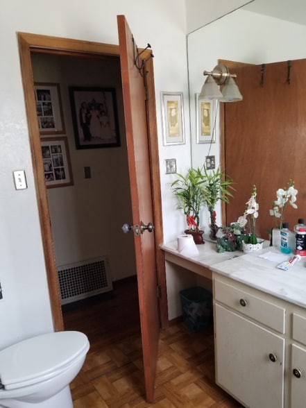 Building Photo - 206 W Cedar Ave