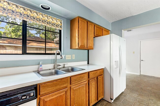 Building Photo - 3122 Lake Stream Dr