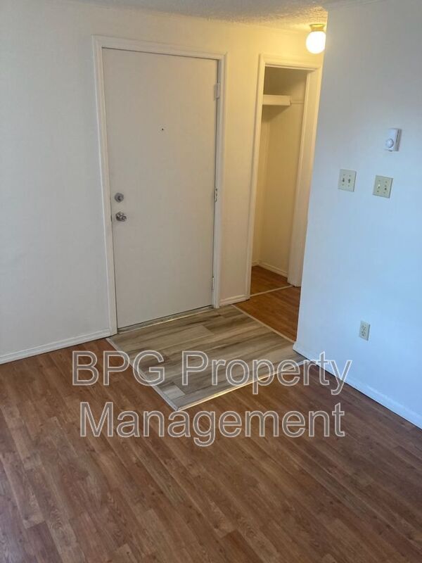 Building Photo - 123 Circle Dr