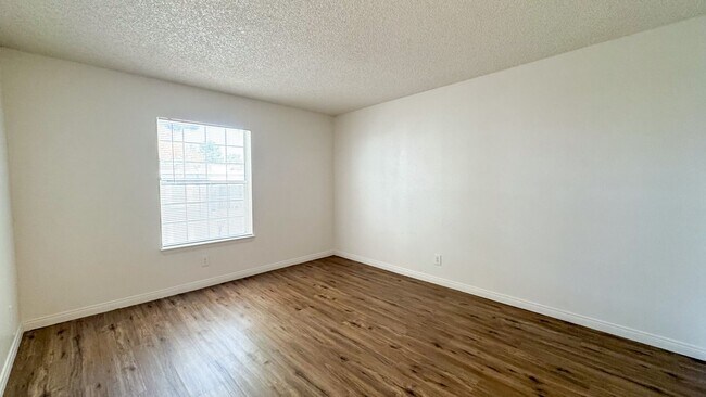 Building Photo - Las Vegas 2-Bed, 2-Bath Condo in Secure Ga...