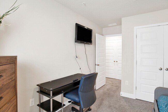 Building Photo - 3 Bedroom Townhouse in Bellview