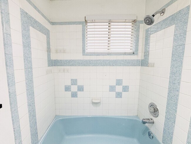 Building Photo - 13413 Minuteman Dr