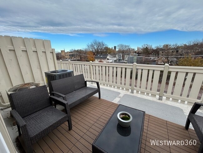 Building Photo - 1801 W Winnemac Ave