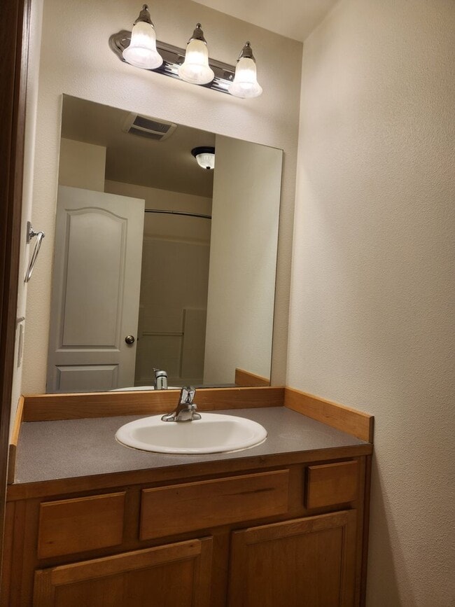 Building Photo - 240 Poplar St