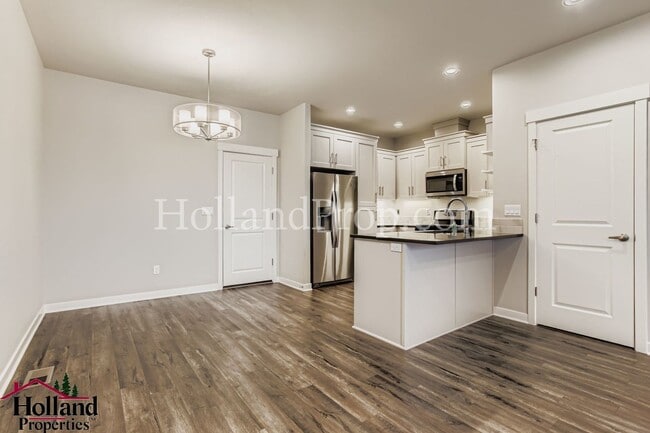 Building Photo - Beautiful Townhome with an Attached Garage in South East Hillsboro!