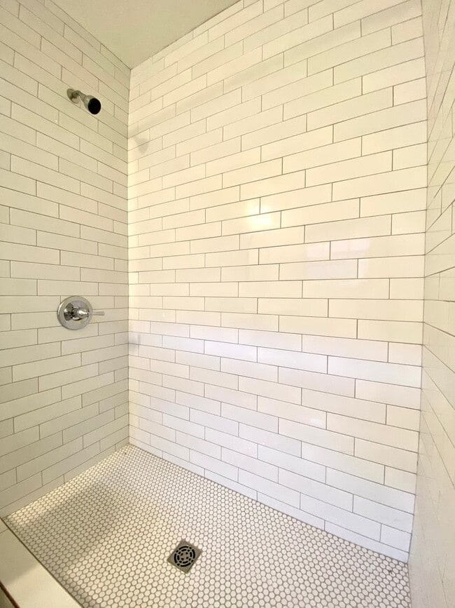 Building Photo - Large 2 Bed 2 Bath off NW 63rd & N. Villa ...