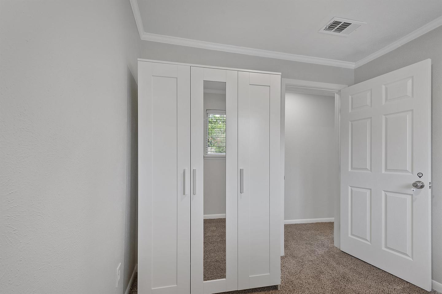 Building Photo - Bright & spacious 6-bedroom retreat in Ben...