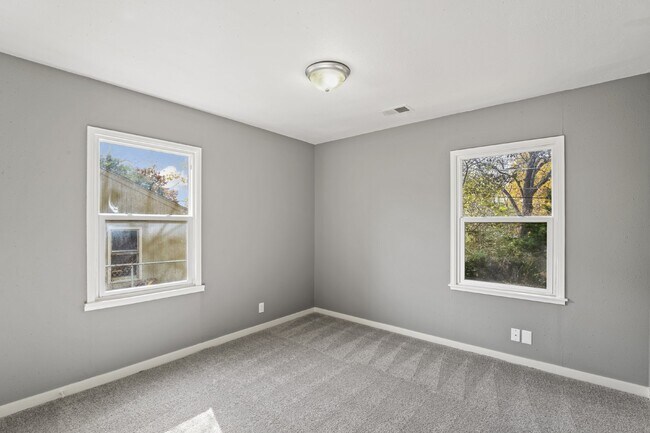 Building Photo - Welcome home to this cozy and fully updated 3-bedroom, 1-bath rental in Kansas City, KS!  1st mon...