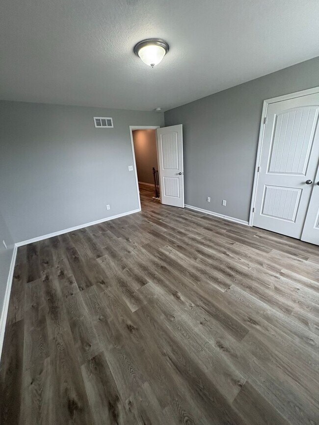 Building Photo - Inviting 3 Bedroom Townhome with Functional Layout