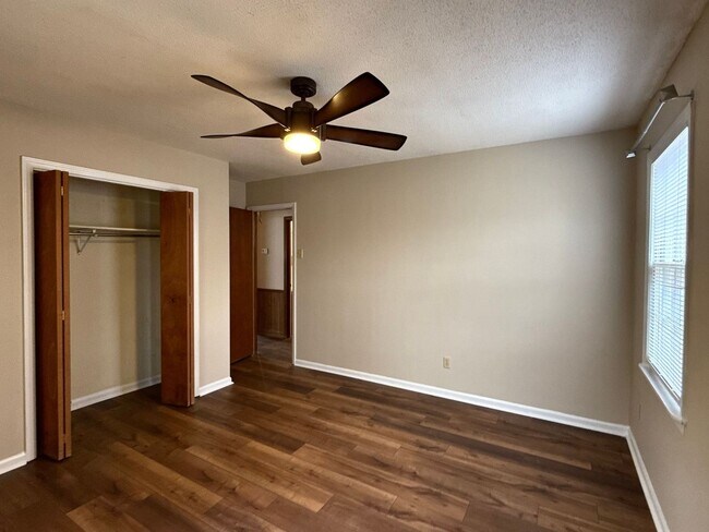 Building Photo - 2 Bedroom, 1 Bathroom Home