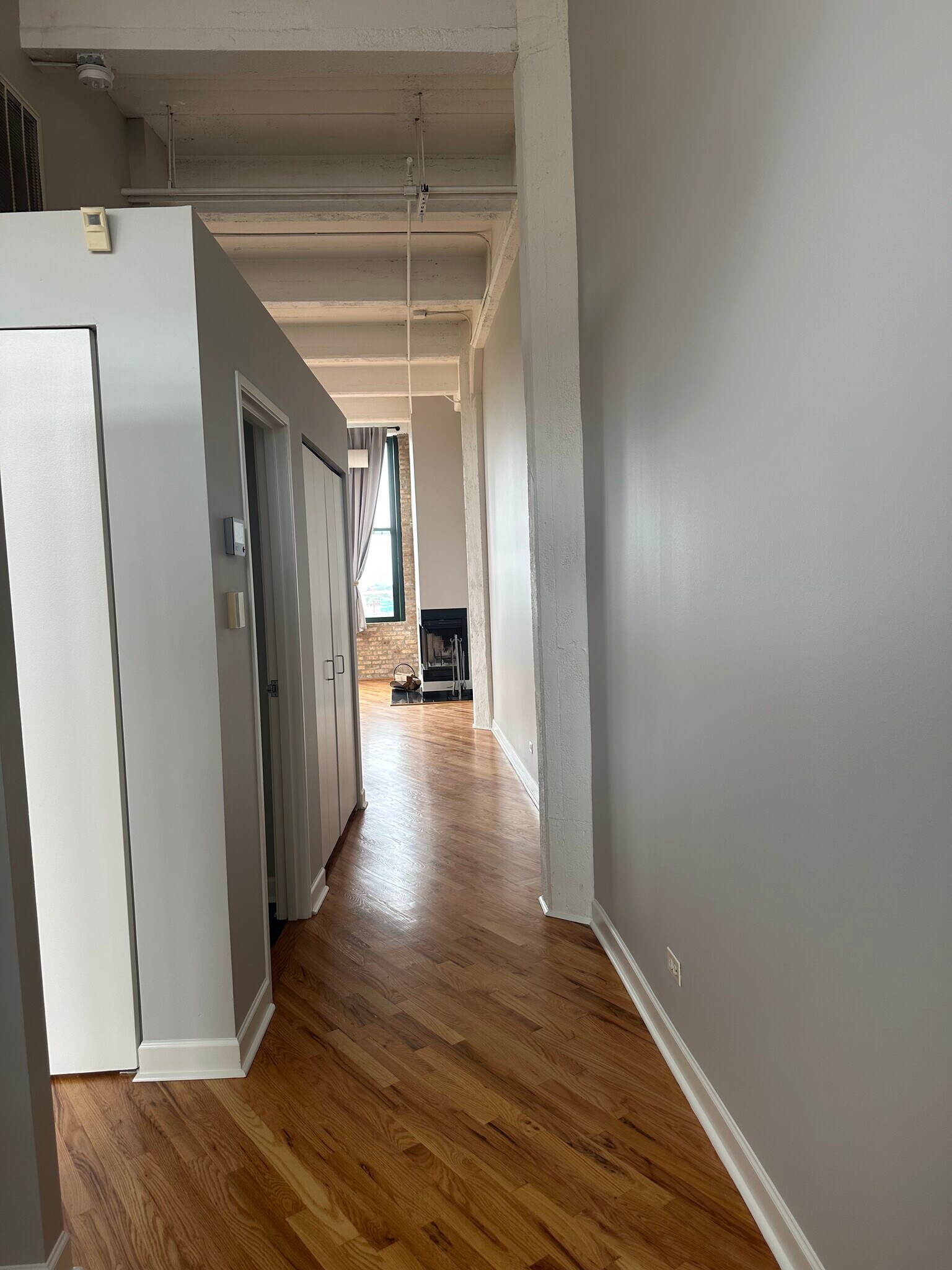 Open floor plan with 13' ceilings - 1720 N Marshfield Ave