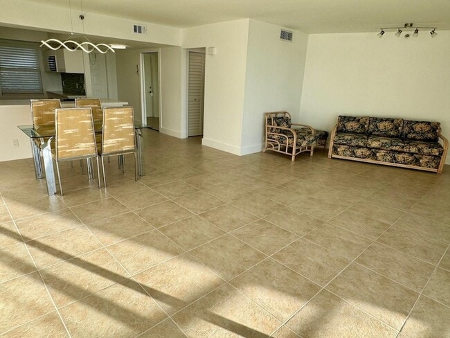 Building Photo - 3095 N Course Dr