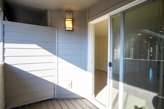 Building Photo - Stylish 2Bdr w/Stainless Appl, W&D, Private Balcony