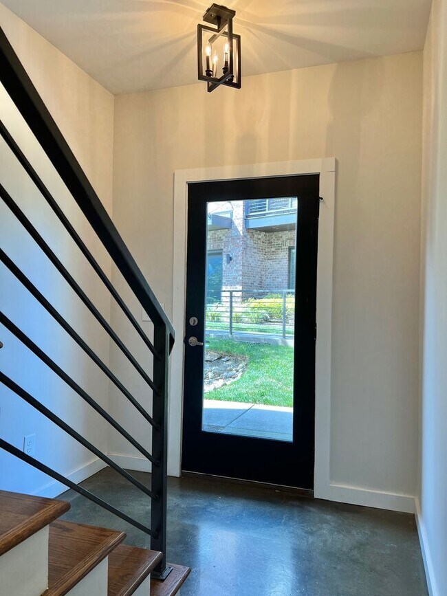 Building Photo - 3 bed/3 bath with Attached 2 Car Garage in East Nashville