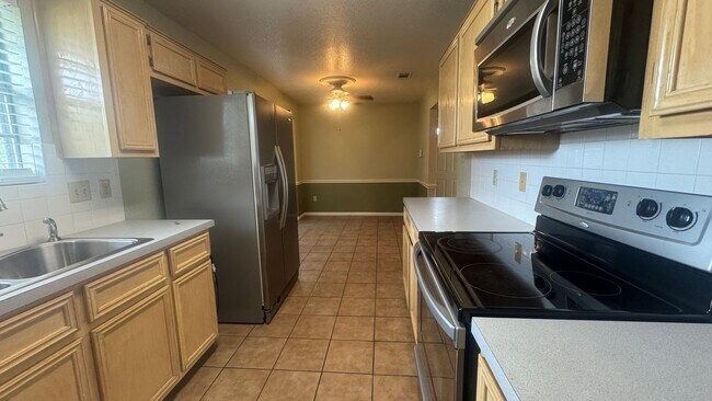 Building Photo - 3 Bedroom Home Conveniently Located off Stan Schlueter in Killeen