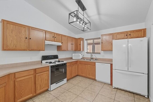 Building Photo - Bright & Inviting Tucson Home Near Davis-M...