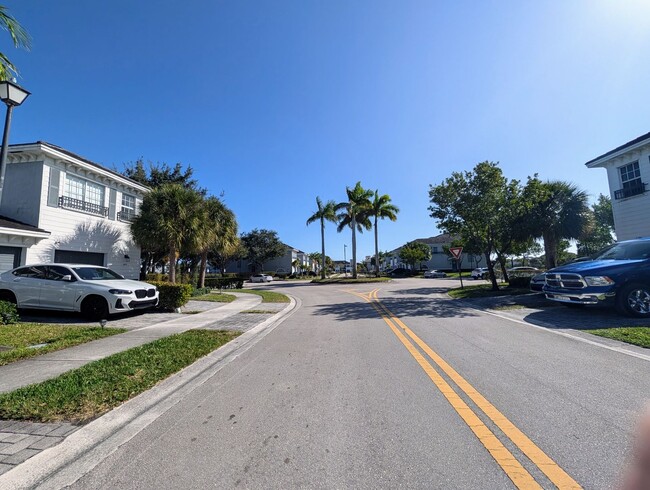 Building Photo - Gorgeous 2BR/2.5BA Townhouse in Gated Community – Lauderhill