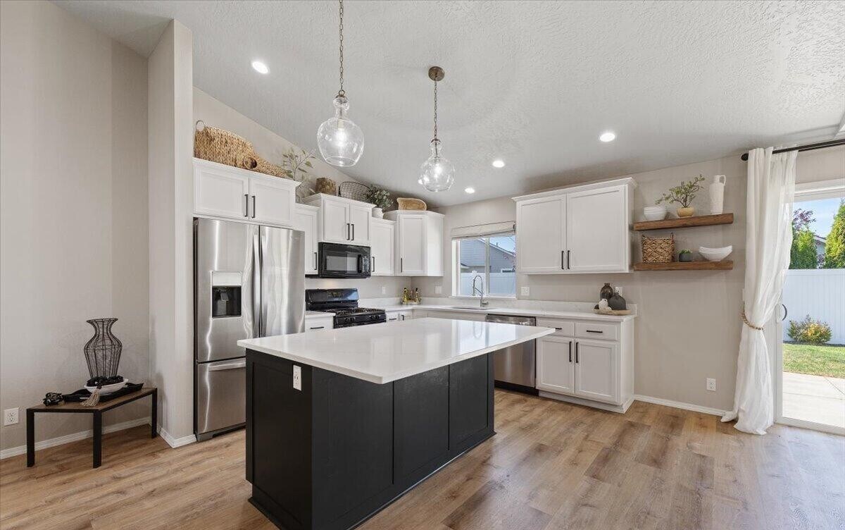 Kitchen - 3040 W Dumont Dr