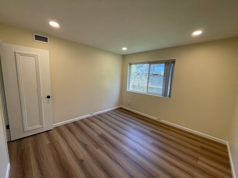Building Photo - 8645 Mellmanor Drive