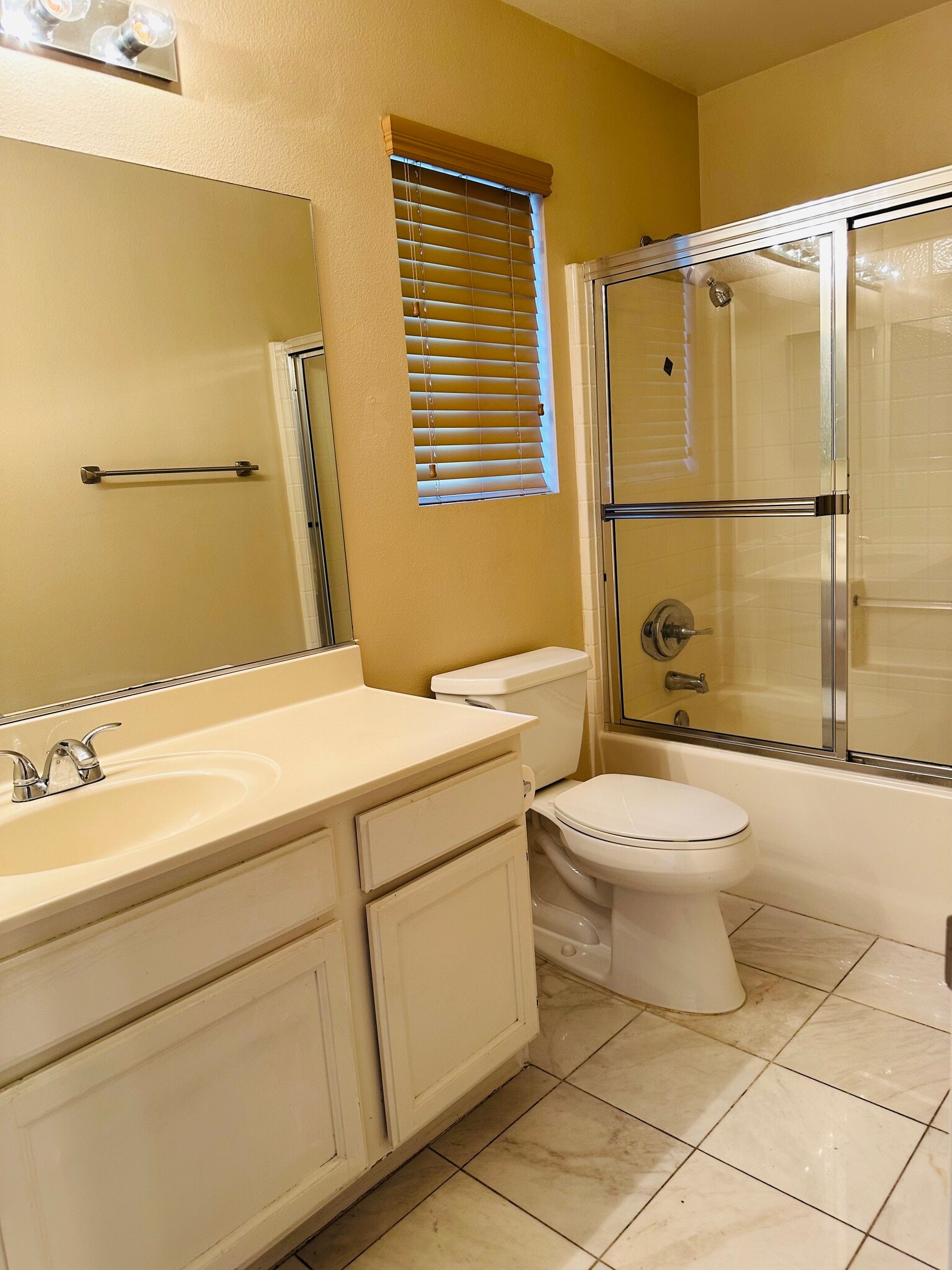 Master bathroom - 555 W Lemon Ave