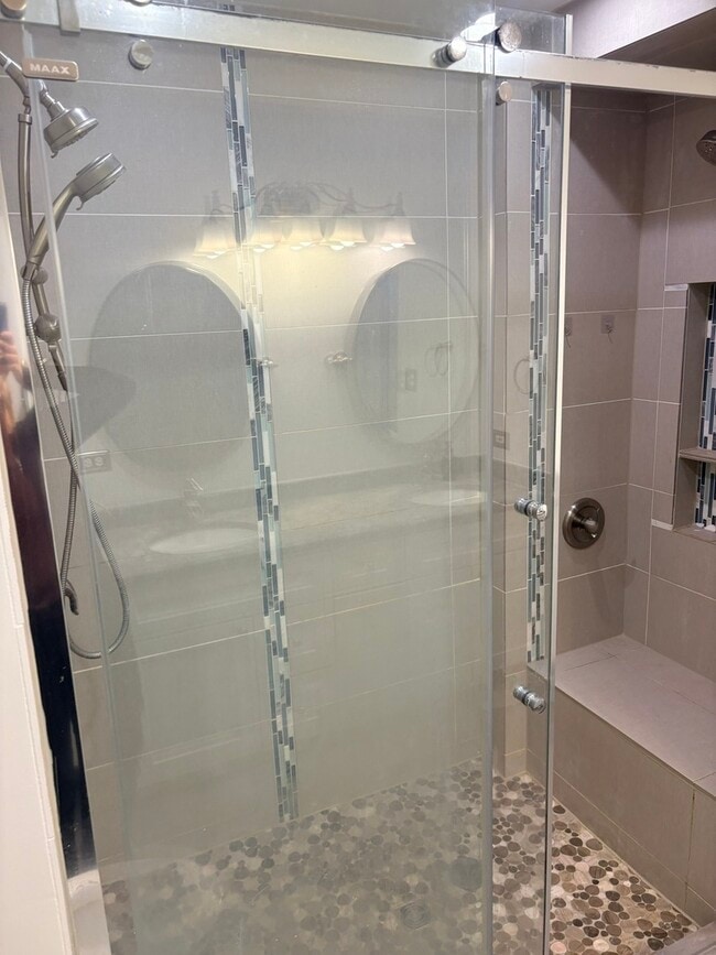 Building Photo - 610 Daisy Ln