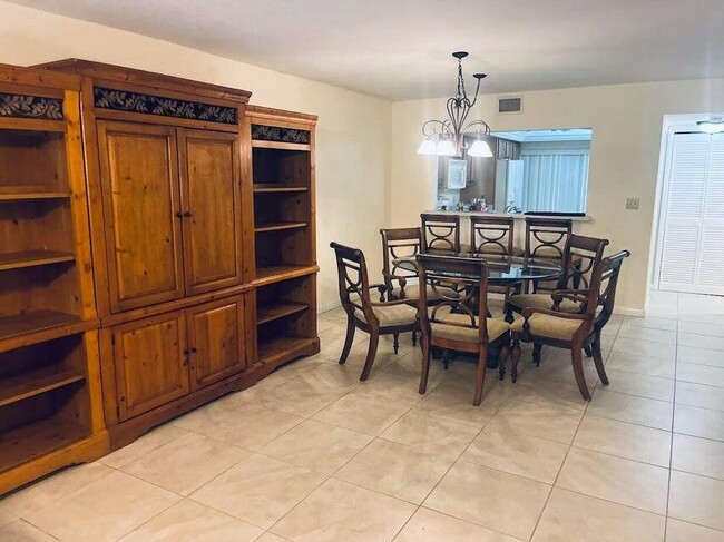 Building Photo - 9440 Meadowood Dr