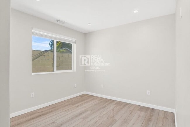 Building Photo - 996 S Siet Pl