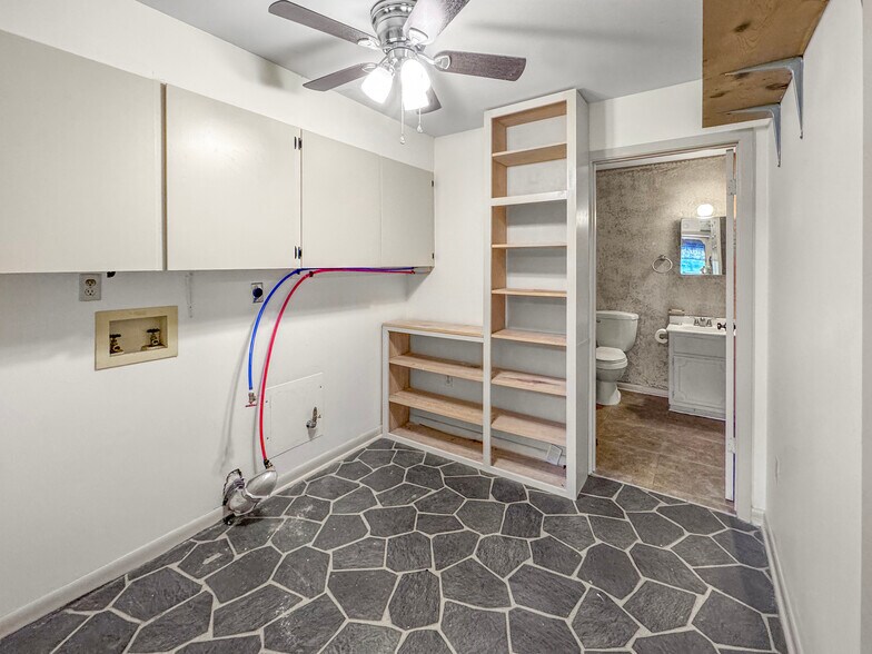 Building Photo - 1080 Pine Cone Ln