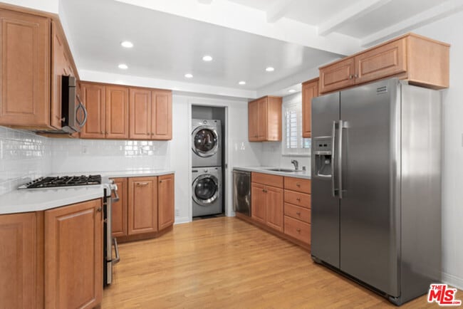 Building Photo - 329 N Swall Dr