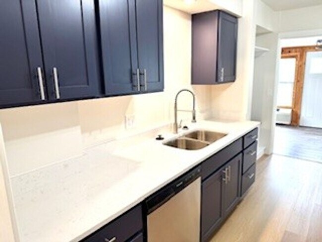 Building Photo - 705 W Olin Ave