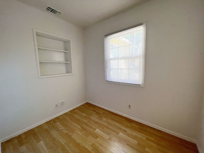 Building Photo - 2 bed 1 bath + Bonus Room