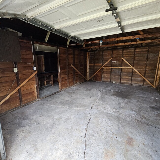 Building Photo - 3 Bedroom Bungalow w/ Updated Kitchen and Stainless-Steel Appliances. Spacious Living Room w/ Cei...