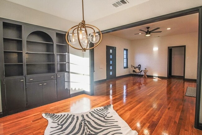 Building Photo - PRE LEASING for fall 2026! 4/2 in heart of Lubbock!