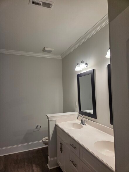 Building Photo - 3237 Gordon Dr