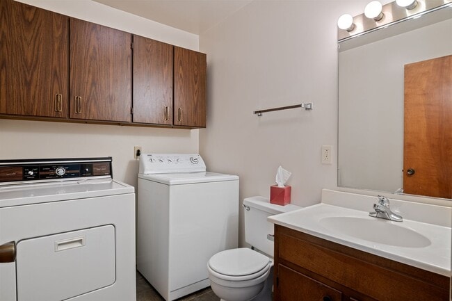 Building Photo - 3 or 4 Bed/ 3 1/2 bath