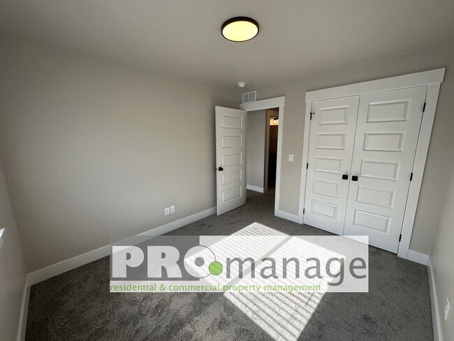 Building Photo - 3 Bed, 2.5 Bath Townhome w/ 2-Car Garage - NEAR NEW - Ammon