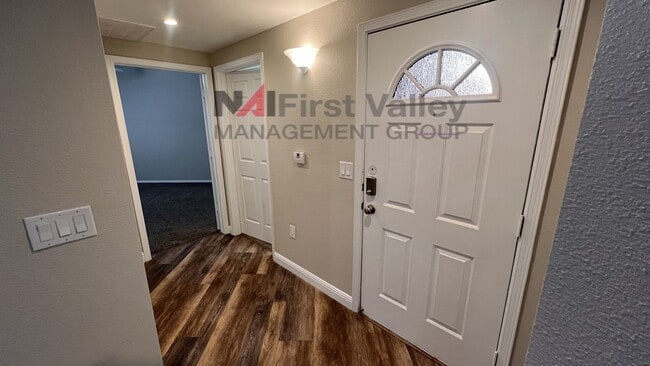 Building Photo - 2 Bedrooms, 2 Baths